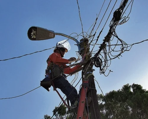 Ofrecemos una amplia gama de materiales y equipos eléctricos de alta calidad: breakers, cables, canaletas, paneles, luminarias, entre otros.